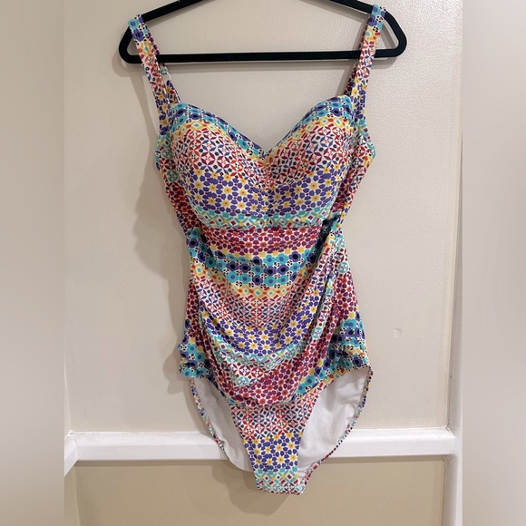 2 Floral design full body swimsuit with matching skirt - Picture 9 of 9